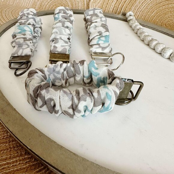 Blue & Green Vine Linen Scrunchie Keychain Wristlet - Picture 3 of 3